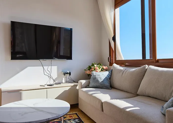 Authentic Seaview In Village Willa