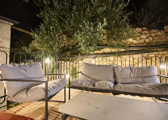 Authentic Seaview In Village Willa