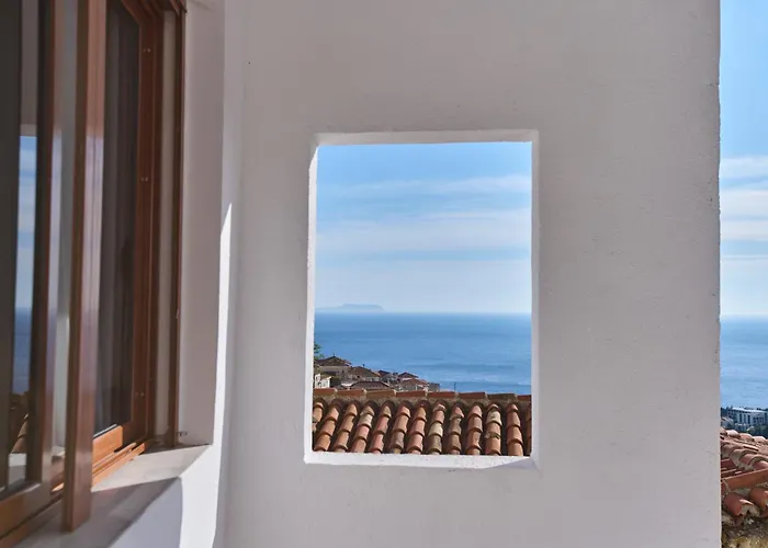 Authentic Seaview In Village Willa