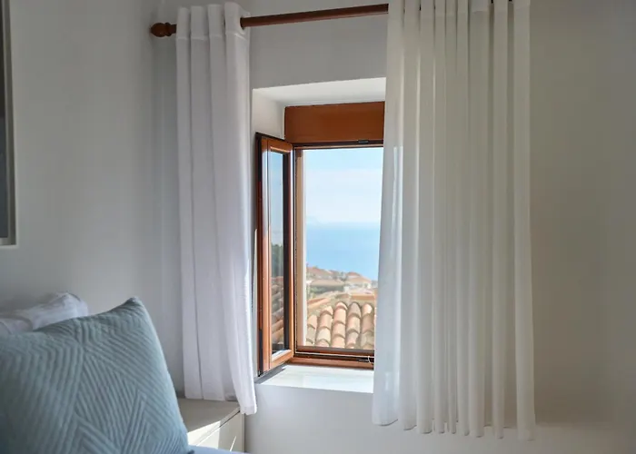 Authentic Seaview In Village Willa